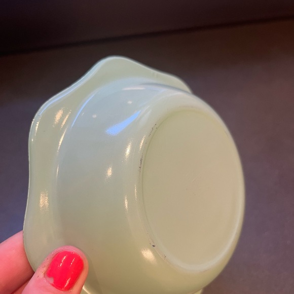 Vintage British Pyrex Scalloped Bowls in Green and Yellow - Picture 11 of 11